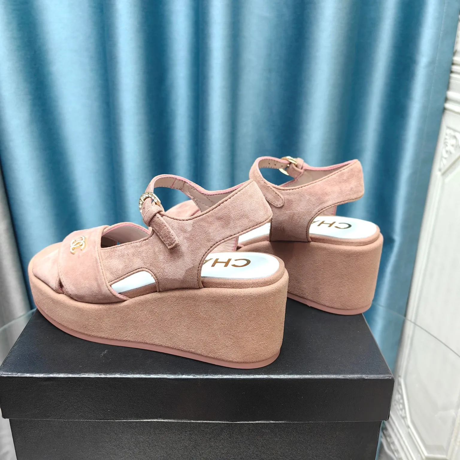 👟👟Ex-factory price 540👟👟 Top version Chanel/Chanel 24ss thick-soled lame-heeled sandals Material ☑️Fabric: patent leather/sheep ☑️Lining: sheepskin ☑️Outsole: original outsole ☑️Heel height: 7.5cm ☑️Number of yards: 35-40